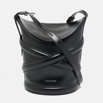 مملوكة مسبقًا Alexander McQueen The Curve Medium Black Leather Bucket Bag