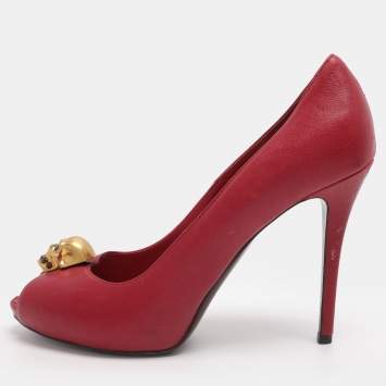 مملوكة مسبقًا Alexander McQueen Red Leather Crystal Embellished Skull Detail Peep Toe Platform Pumps Size 38.5