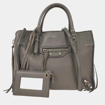 مملوكة مسبقًا حقيبة بالنسياغا ببيييه رمادية جلد عجل طريقتين