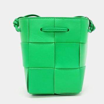 مملوكة مسبقًا Bottega Veneta Green Woven Leather Cassette Bucket Bag