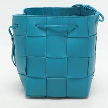 مملوكة مسبقًا Bottega Veneta Blue Leather Small Cassette Bucket Bag