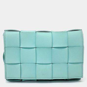 Pre Owned حقيبة بوتيغا فينيتا جلد زرقاء كاسيت صغيرة