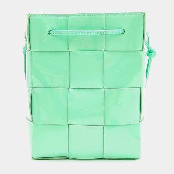 مملوكة مسبقًا Bottega Veneta Green Leather Patent Cassette Bucket Bag