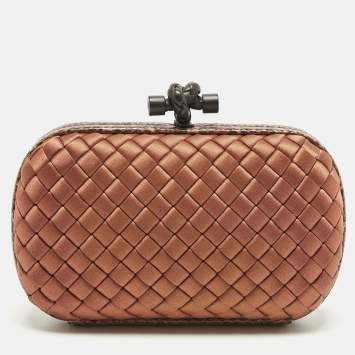 مملوكة مسبقًا حقيبة كلتش بوتيغا فينيتا ساتان منسوج زهري وزخرفة جلد الثعبان بعقدة