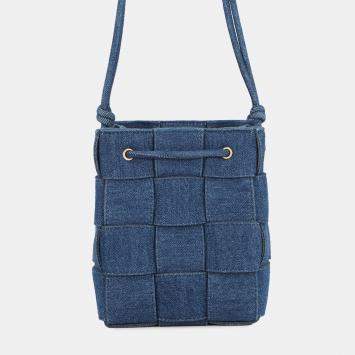 مملوكة مسبقًا Bottega Veneta Denim Cassette Bucket Shoulder Bag Indigo Denim Size Small