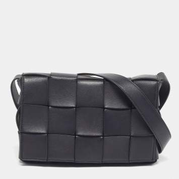 مملوكة مسبقًا Bottega Veneta Cassette Medium Black Intrecciato Leather Shoulder Bag