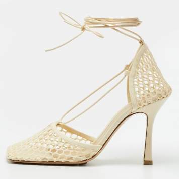 مملوكة مسبقًا Bottega Veneta Strech Size 40 Cream Knit Fabric and Leather Wrap Around Pumps
