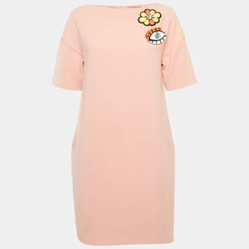 مملوكة مسبقًا فستان بوتيك موسكينو كريب وردي بتفاصيل بروش وزهور بتطبيق مقاس صغير