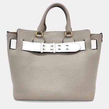 مملوكة مسبقًا حقيبة حزام بربري جلد بيج متوسطة الحجم