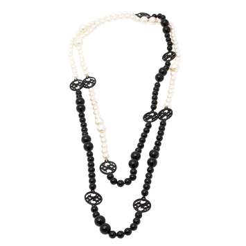 Pre Owned Carolina Herrera Black Resin Faux Pearl Long Station Necklace