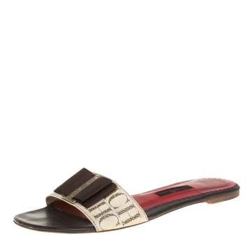Pre Owned Carolina Herrera White/Brown CH Logo Coated Canvas Bow Detail Flat Slides Size 39