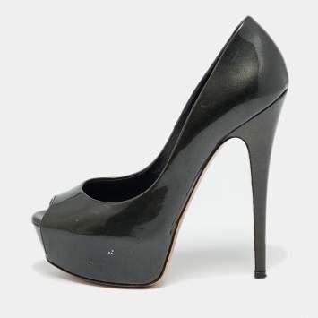 مملوكة مسبقًا Casadei Size 36 Metallic Grey Patent Leather Peep Toe Pumps