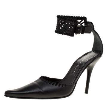 مملوكة مسبقًا Casadei Black Leather Laser Cut Ankle Cuff Pointed Toe Sandal Size 35