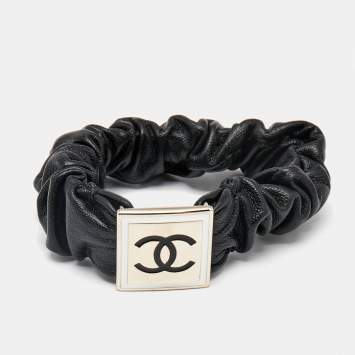 Pre Owned Chanel CC Enamel Leather Gold Tone Hair Grip