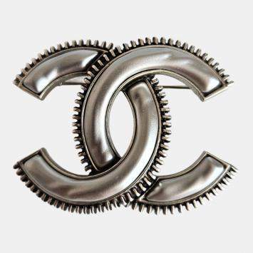 Pre Owned Chanel Grey CC Laiton Argente Brooch
