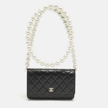 مملوكة مسبقًا Chanel Maxi Pearls Black Quilted Leather Wallet On Chain