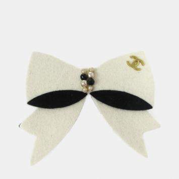 Pre Owned Chanel Artificial Pearl Bow Brooch Pin White Felt