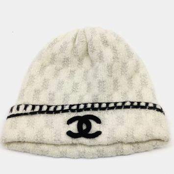 مملوكة مسبقًا Chanel Beige Beanie