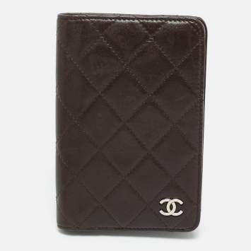 مملوكة مسبقًا Chanel CC Dark Brown Quilted Leather Passport Holder