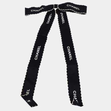 Pre Owned دبوس بروش شانيل فيونكة ساتان أسود