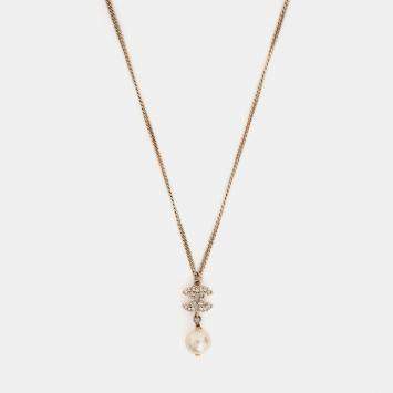مملوكة مسبقًا Chanel 2012 Gold Tone Metal/Faux Pearl CC Pendant Necklace