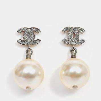 مملوكة مسبقًا Chanel 2022 Silver Tone CC Pearl Earrings