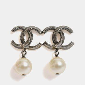 مملوكة مسبقًا Chanel 2011 Silver Toned CC Faux Pearl Drop Earrings