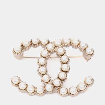 مملوكة مسبقًا Chanel 2019 Gold Tone Metal/Faux Pearl CC Brooch