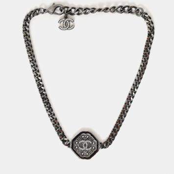 Pre Owned Chanel B22 Hexagon Crystal Embellished CC Choker