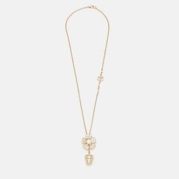 مملوكة مسبقًا قلادة شانيل بوت زهرة كريستال لؤلؤ صناعي بلون ذهبي.