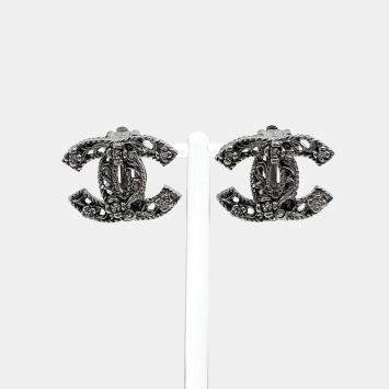 مملوكة مسبقًا Chanel Silver Logo Earrings