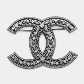 مملوكة مسبقًا Chanel  CC Gunmetal Tone Brooch