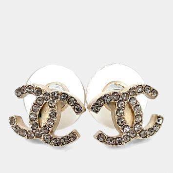 مملوكة مسبقًا أقراط شانيل مزينة بشعار معدني