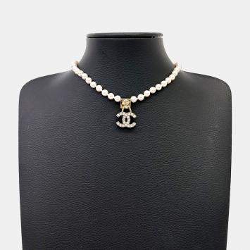 Pre Owned قلادة شانيل سي سي شعار ذهبي بكريستالات ولؤلؤ AB6630