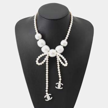مملوكة مسبقًا Chanel Faux Pearl Metal Ribbon Necklace