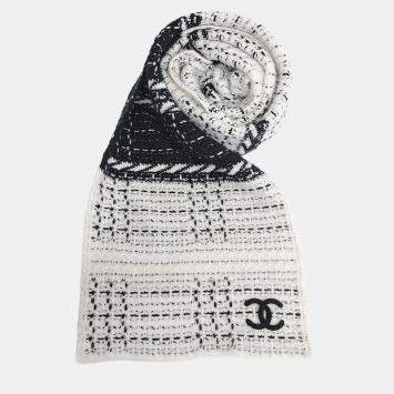 مملوكة مسبقًا Chanel scarf