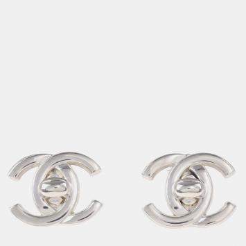 مملوكة مسبقًا Chanel Vintage CC Turnlock Silver Plated Clip -On Earrings