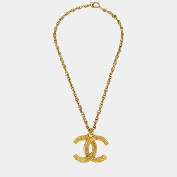 مملوكة مسبقًا Chanel Vintage 93P CC Logo Gold Plated Women's Pendant Necklace