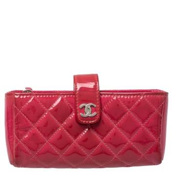 Pre Owned Chanel Fuchsia Quilted Patent Leather CC Phone Holder Clutch