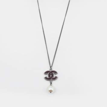 Pre Owned Chanel Gunmetal Tone Burgundy CC Charm Faux Pearl Drop Necklace