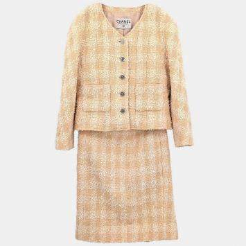 Pre Owned جاكيت وتنورة طقم شانيل بيج 96P مقاس 38