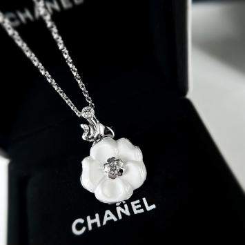 Pre Owned Chanel 18K White Gold Camelia White Ceramic Diamond Camellia Flower Necklace