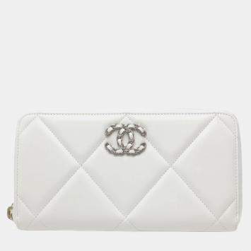 Pre Owned Chanel White Leather Matelasse CC Mark 19 Round Zipper