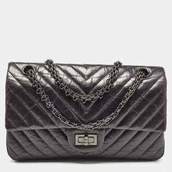 Pre Owned Chanel Black Chevron Leather Classic 225 Reissue 2.55 Flap Bag