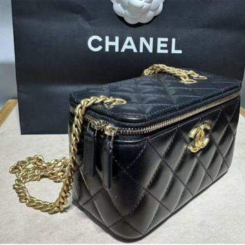 Pre Owned Chanel Black Lambskin Matelassé Chain Vanity bag