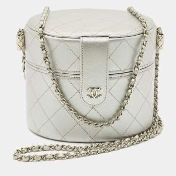 مملوكة مسبقًا Chanel Metallic Silver Quilted Leather CC Vanity Bag