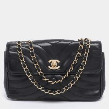 Pre Owned Chanel Black Chevron Quilted Leather CC Flap Bag