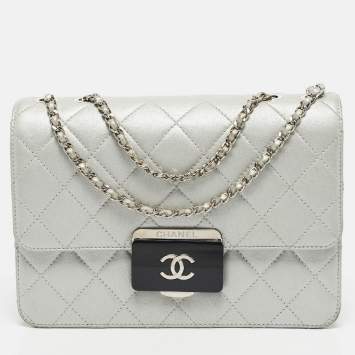مملوكة مسبقًا Chanel Silver Quilted Leather Beauty Lock Flap Bag