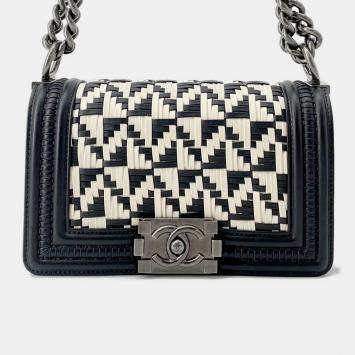 Pre Owned Chanel Boy Chanel Woven Chain Shoulder Bag White/Black Leather Size Small