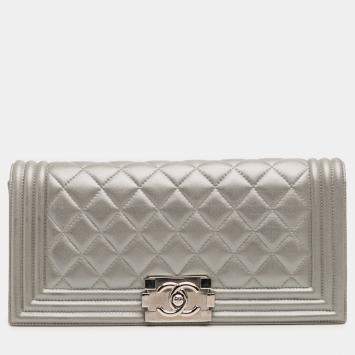 Pre Owned Chanel Silver Quilted Lambskin Boy Flap Clutch